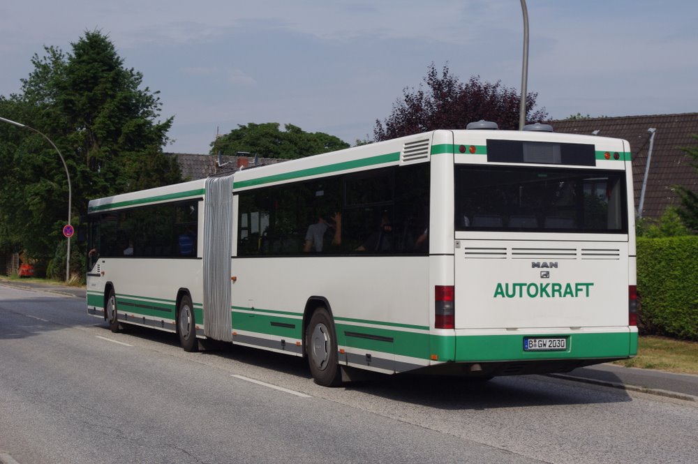 MAN berlandgelenkbus der mir bei Autokraft noch nie begegnet ist am 8.Juli 2010 an der Haltestelle Siegfriedstr. Der Bus trgt das Berliner Kennzeichen B GW 2030
