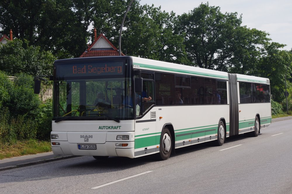 MAN berlandgelenkbus der mir bei Autokraft noch nie begegnet ist am 8.Juli 2010 an der Haltestelle Siegfriedstr. Der Bus trgt das Berliner Kennzeichen B GW 2030