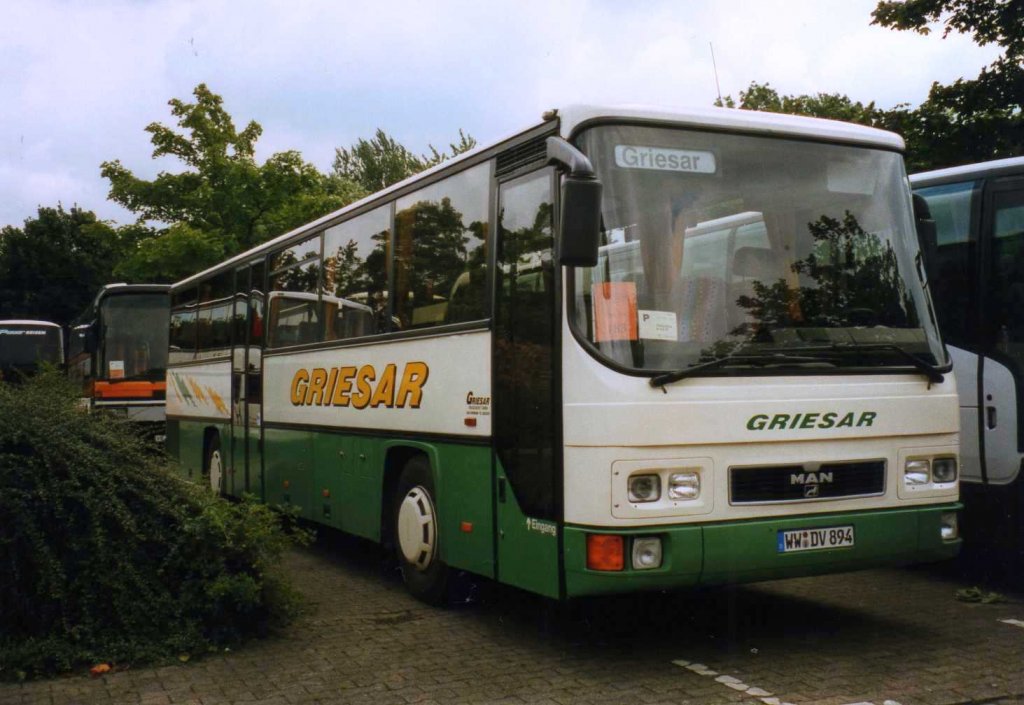 MAN L242, aufgenommen im Mai 1999 auf dem Parkplatz der Westfalenhallen in Dortmund.