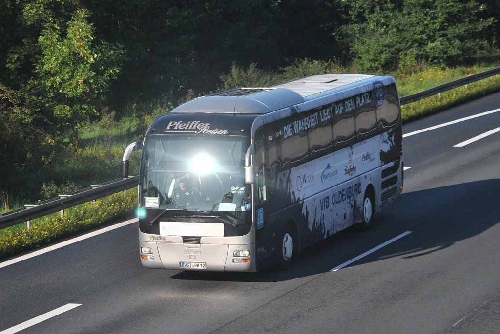 Manschaftschaftsbus der VFB Oldenburg, auf der A2 bei Lehrte am 19.08.2010