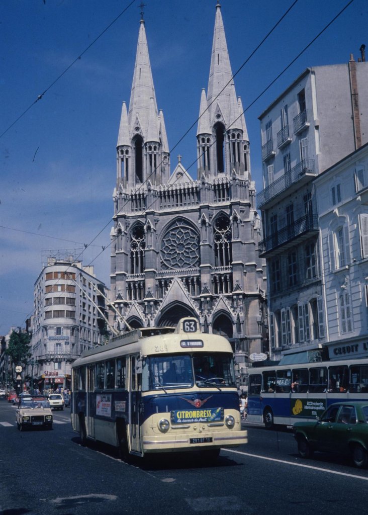 Marseille RTM Obuslinie 63 in La Canebire am 29. Juni 1978. - Die Linie 63 fuhr zwischen Longchamp und glise d'Endoume. Zu der Zeit hatte Marseille eine Strassenbahnlinie und 10 Obuslinien. - Die Kirche im Hintergrund ist St-Vincent-de Paul.