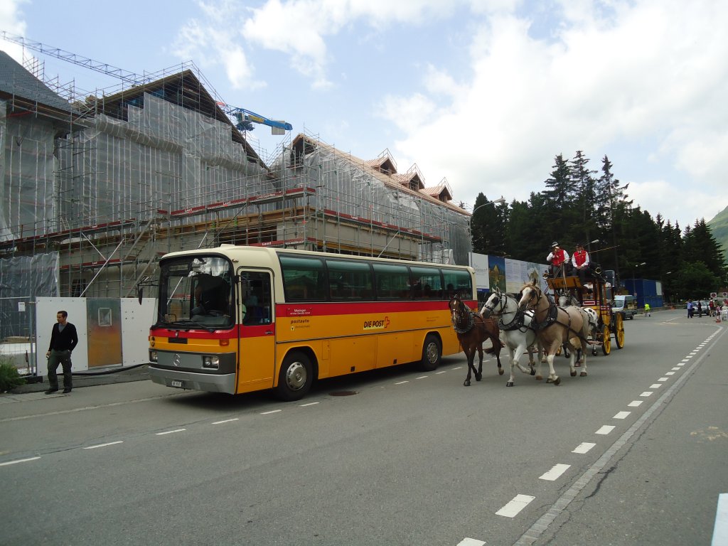 Mattli, Wassen - UR 9107 - Mercedes O 303 am 1. Juli 2012 beim Bahnhof Andermatt (die Gotthardkutsche berholt das Postauto!)