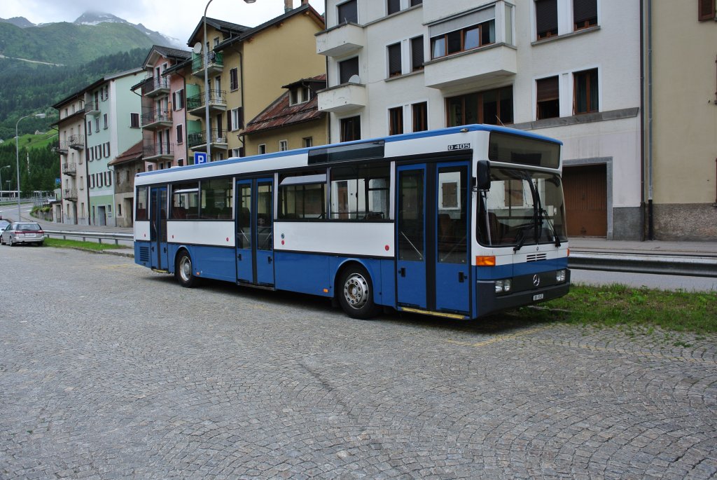 MB 405 (ehem. Zürich) abgestellt beim Bahnhof Airolo. Der andere, normalerweise hier abgestellte Bus, ist zurzeit als Bahnersatzkurs zwischen Göschenen und Flüelen im Einsatz. Diese Occassionsfahrzeuge werden für Militärtransporte verwendet, 25.06.2012.