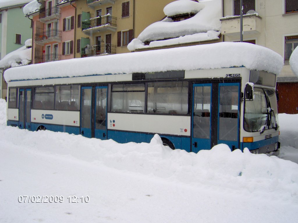 MB 405 (ex. VROG Oberes Glattal) abgestellt im tief verschneiten Airolo, 07.02.2009.