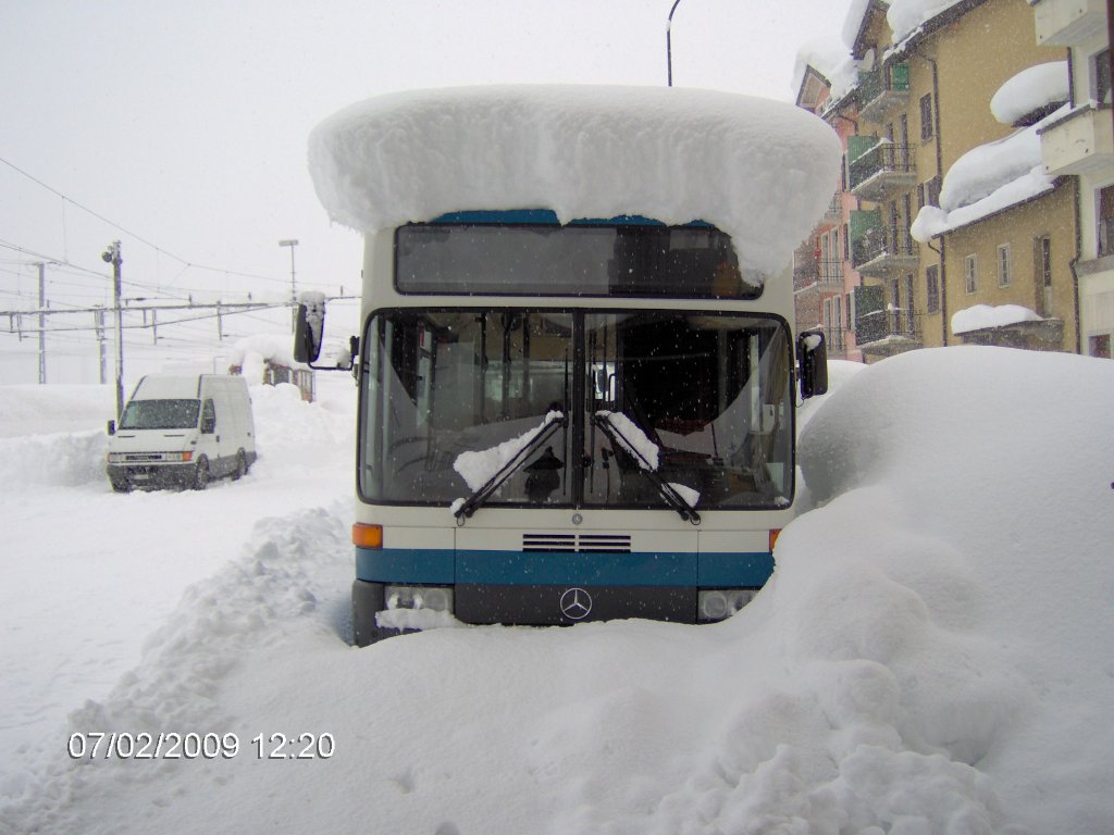 MB 405 (ex. VROG Oberes Glattal) abgestellt im tief verschneiten Airolo, 07.02.2009.