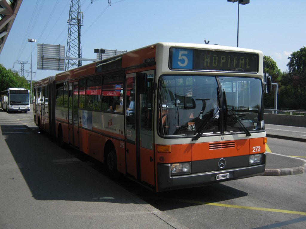MB 405 G Nr. 272 auf der Linie 5 bei der Haltestelle Aroport, 20.04.2011.