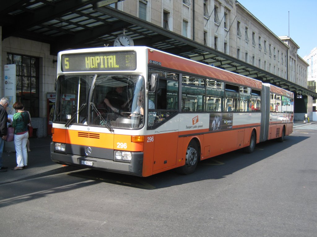 MB 405 G Nr. 296 auf der Linie 5 bei der Haltestelle Gare Cornavin, 20.04.2011.