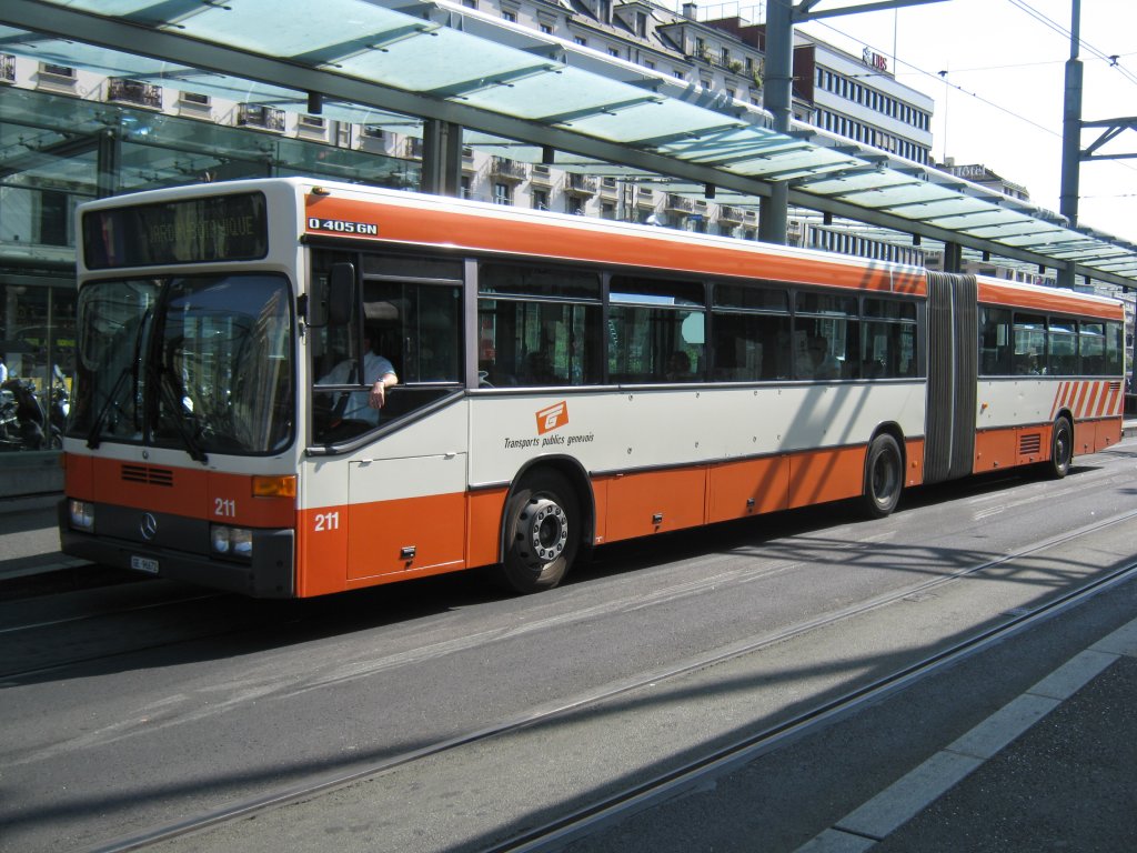 MB 405 Gn Nr. 211 auf der Linie 1 bei der Haltestelle Gare Cornavin, 20.04.2011.