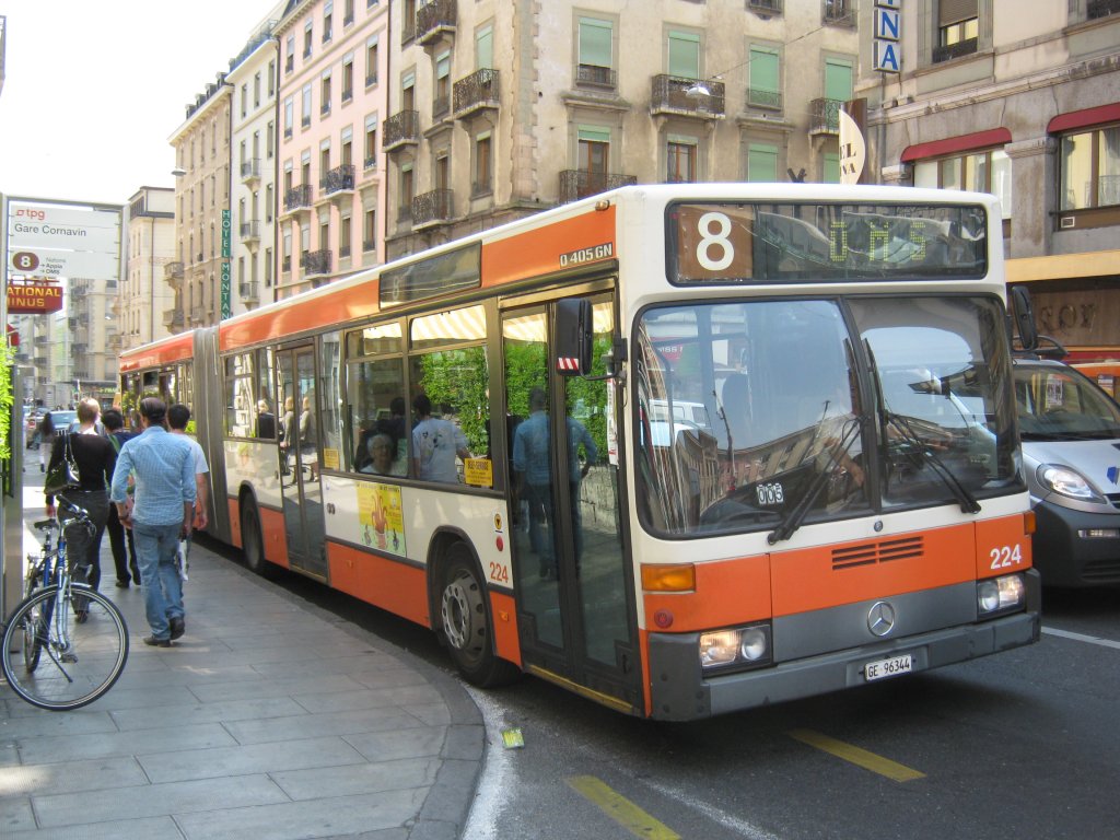 MB 405 GN Nr. 224 auf der Linie 8 bei der Haltestelle Gare Cornavin, 20.04.2011.