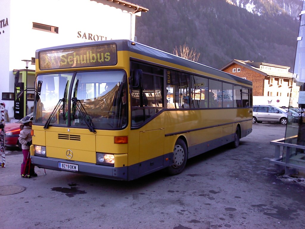 MB 405, Haueis-Reisen, als Extrafahrt fr eine Skischule bei der Haltestelle Brand Dorfbahn, 09.02.2011. (Handyfoto)