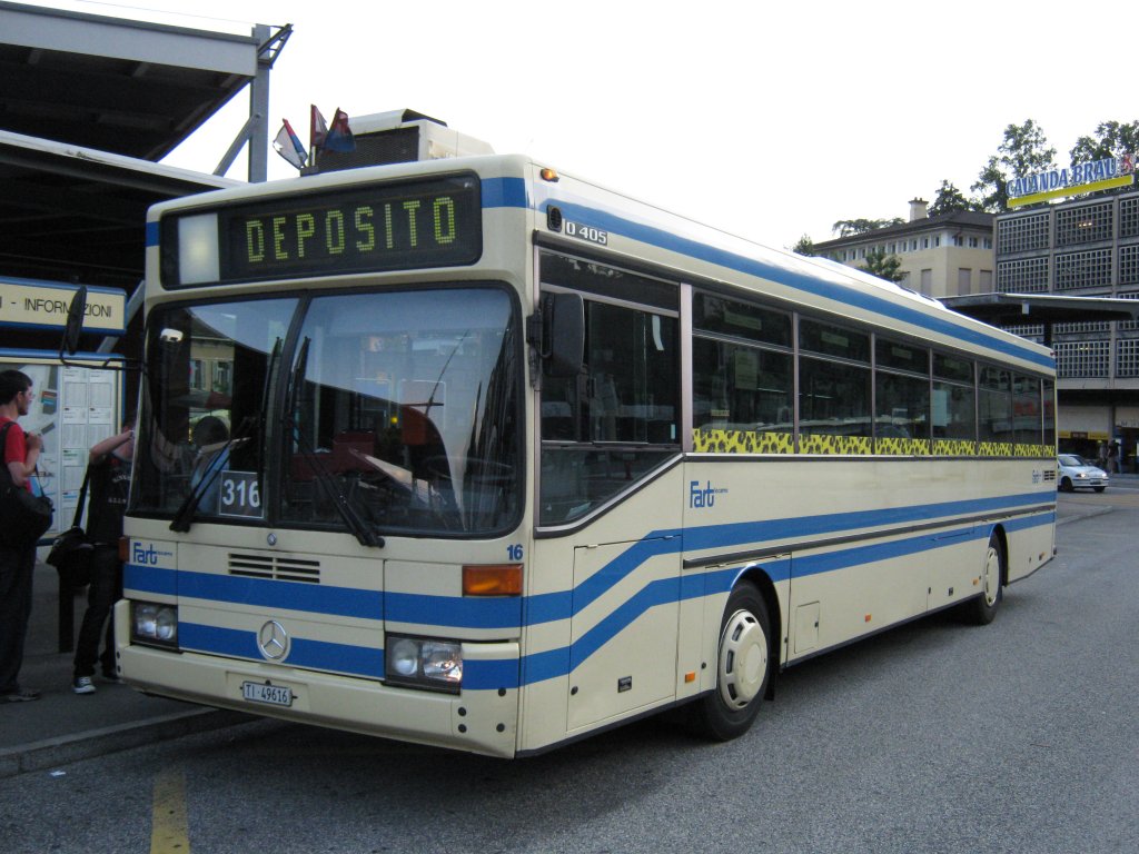 MB 405 Nr. 16 auf der Linie 316 beim Bahnhof Locarno, 09.08.2010.