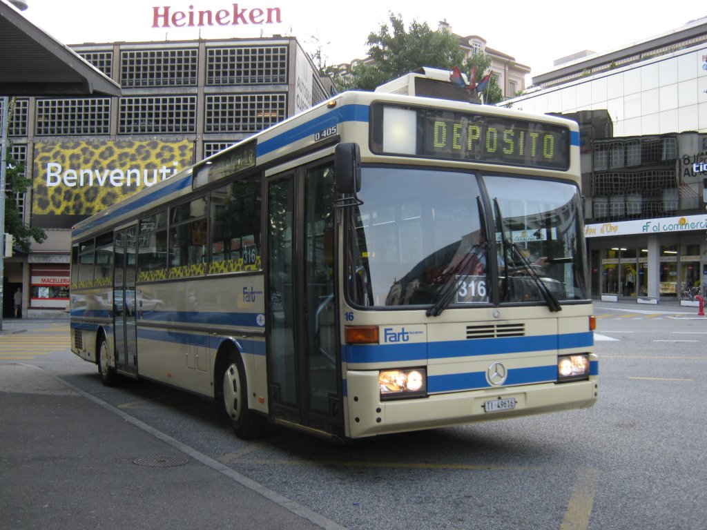 MB 405 Nr. 16 auf der Linie 316 beim Bahnhof Locarno, 09.08.2010.