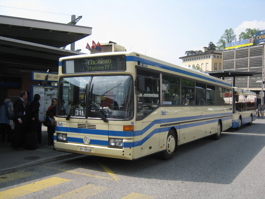 MB 405 Nr. 16 auf der Linie 316 beim Bahnhof Locarno, 21.04.2011.