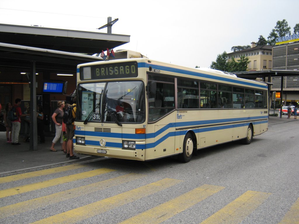 MB 405 Nr. 17 auf der Linie 316 beim Bahnhof Locarno, 11.08.2010.