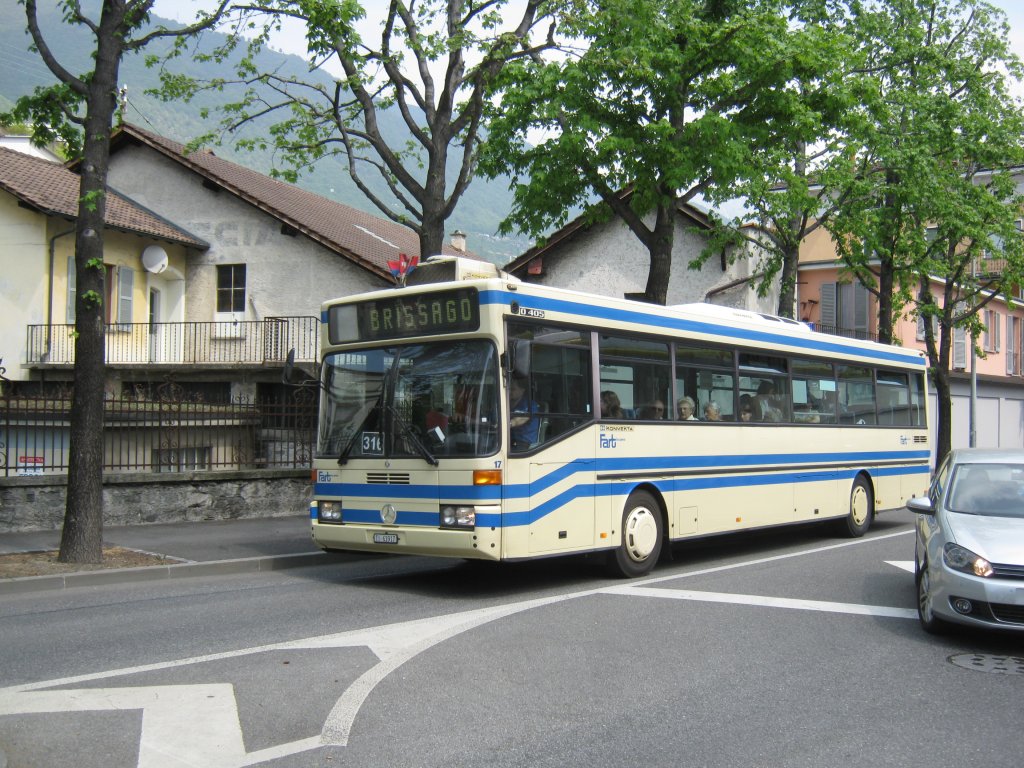 MB 405 Nr. 17 auf der Linie 316, Locarno, Piazza Castello , 21.04.2011.