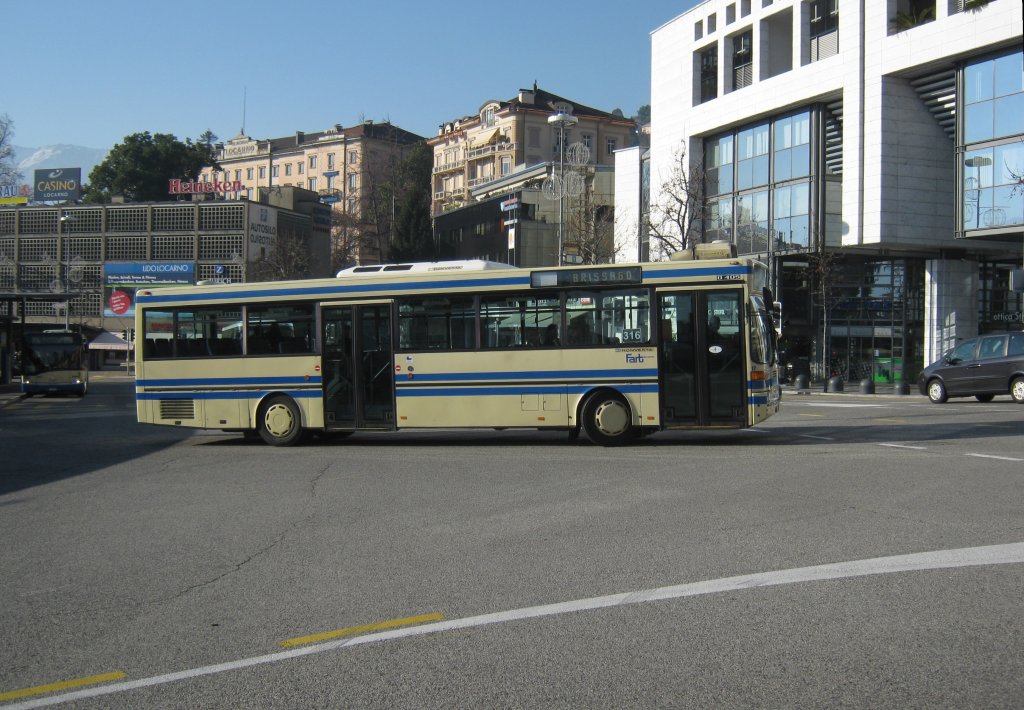 MB 405 Nr. 17 auf der Linie 316 in Locarno. Es gibt zwei solcher Hochflurwagen (16+17). Diese Wagen verkehren ausschliesslich auf der Linie 316, 23.12.2011.

