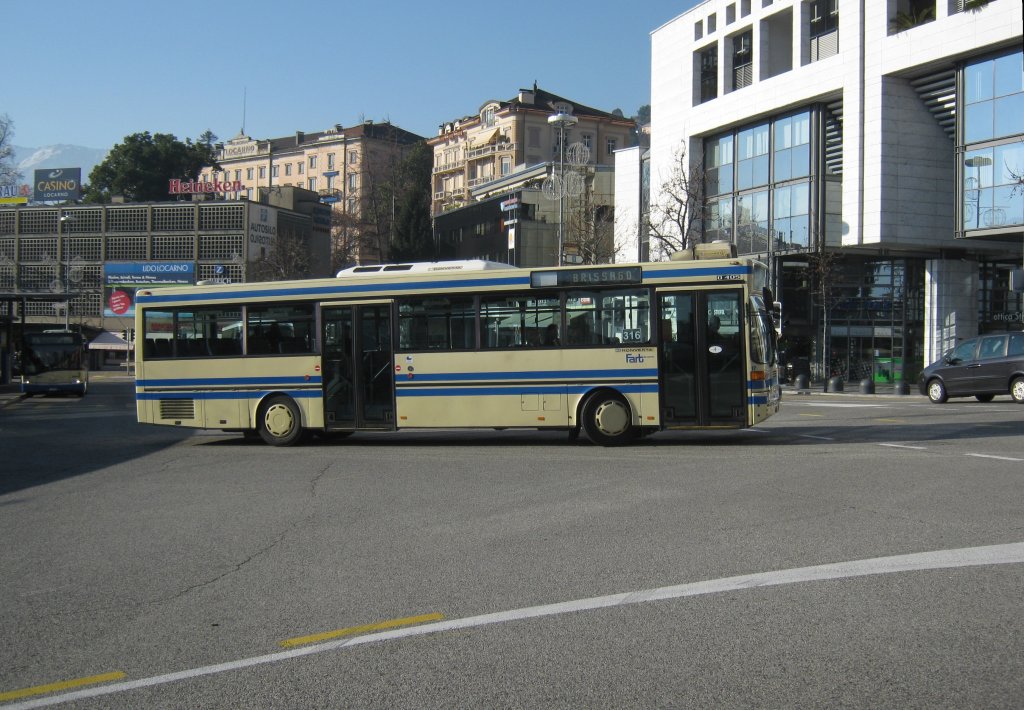 MB 405 Nr. 17 auf der Linie 316 in Locarno. Es gibt zwei solcher Hochflurwagen (16+17). Diese Wagen verkehren ausschliesslich auf der Linie 316, 23.12.2011.

