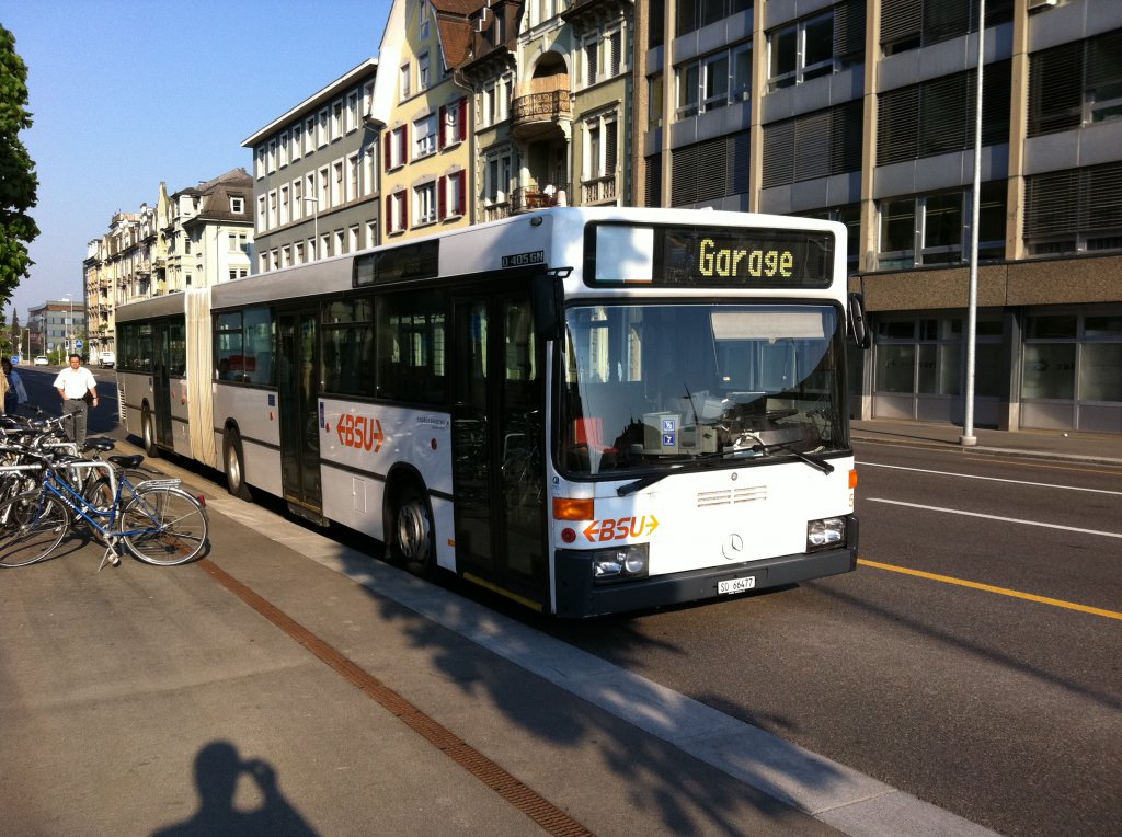 MB 405GN Nr. 57 abgestellt beim HB Solothurn, 26.04.2011. (Handyfoto)