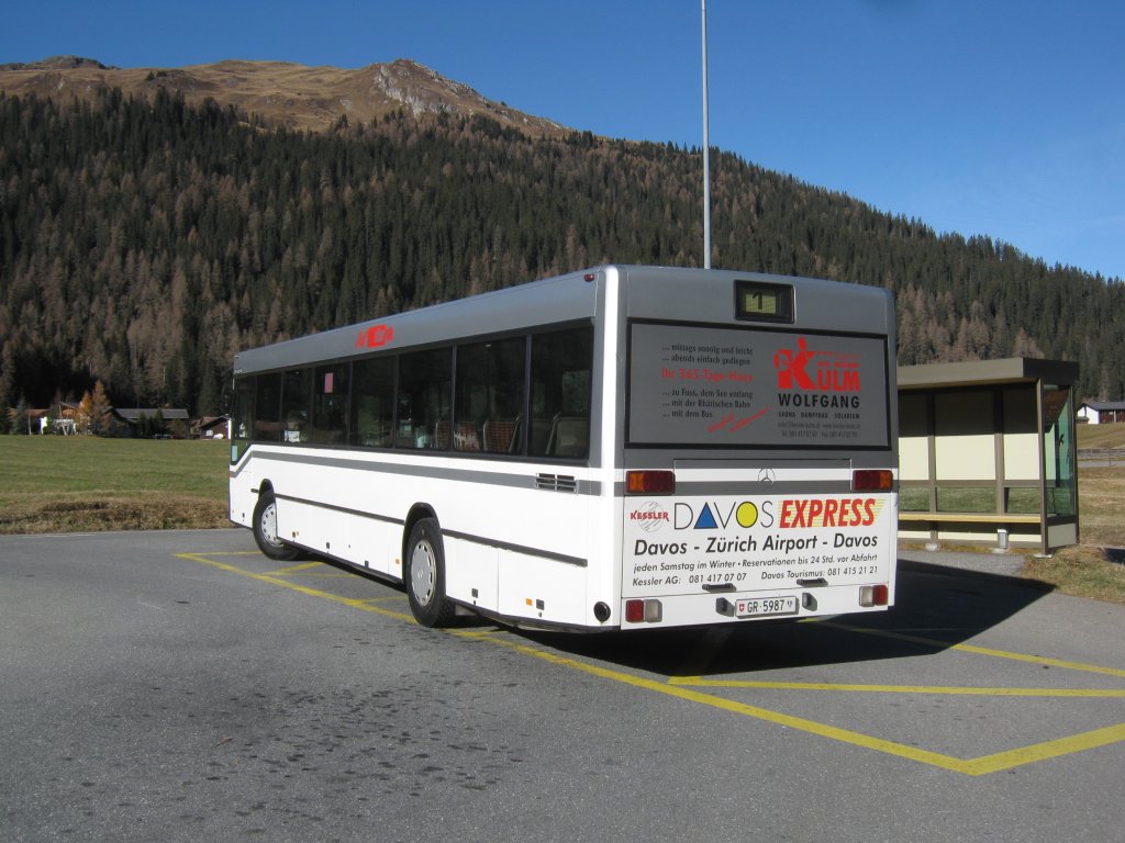 MB 405N der Firma Kessler (Reserve Fahrzeug) fhrt im Auftrag der VBD auf der Linie 1. Davos Laret, Landhaus, 15.11.2011.
