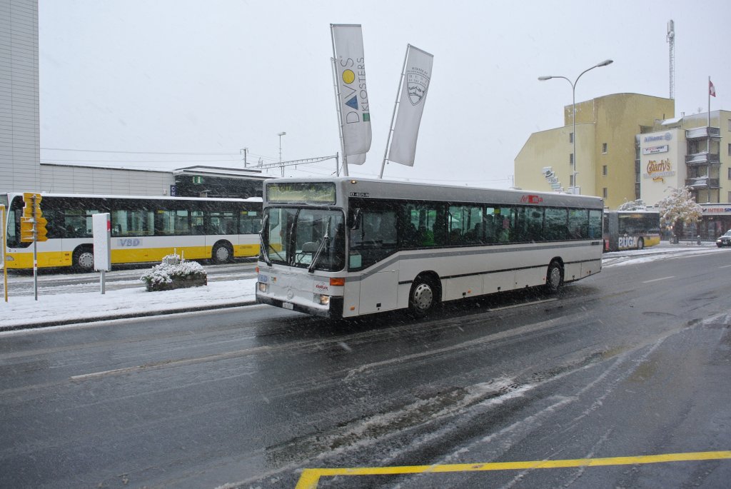 MB 405N der Firma Kessler (Reserve Fahrzeug) fhrt im Auftrag der VBD auf der Linie 1. Davos Dorf, Bahnhof, 15.10.2012. 
