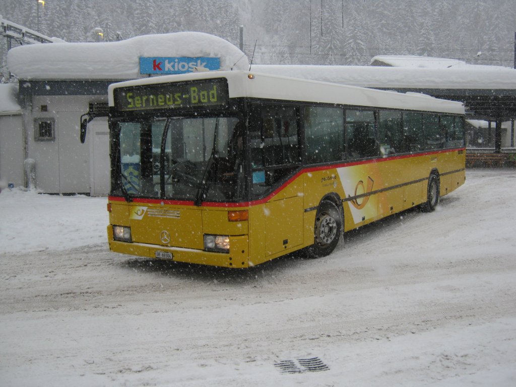 MB 405N mit Schneeketten (nur auf der anderen Seite) beim Bahnhof Klosters, 31.12.2011.

