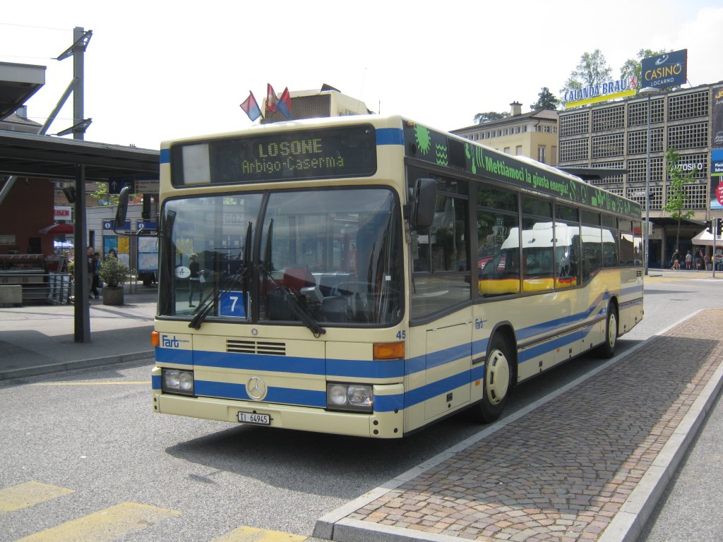 MB 405N Nr. 45 auf der Linie 7 beim Bahnhof Locarno, 21.04.2011.