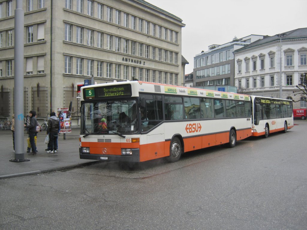 MB 405N Nr. 65 (eiserne Reserve) wieder einmal im Linieneinsatz. Im Bild auf der Linie 5 bei der Haltestelle Solothurn Amthausplatz. Dahinter ist der Citaro I Nr. 67 auf der Linie 3, 25.01.2012.