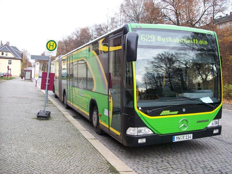 MB Citaro-Busbahn - MW R 114, in Glauchau, Bahnhof (November 2009). Besonderheit: Bus verfgt ber Fahrradstnder + WC.
Bus wird auf einer ehem. Bahnlinie eingesetzt (Bahnlinie Glauchau - Rochlitz)