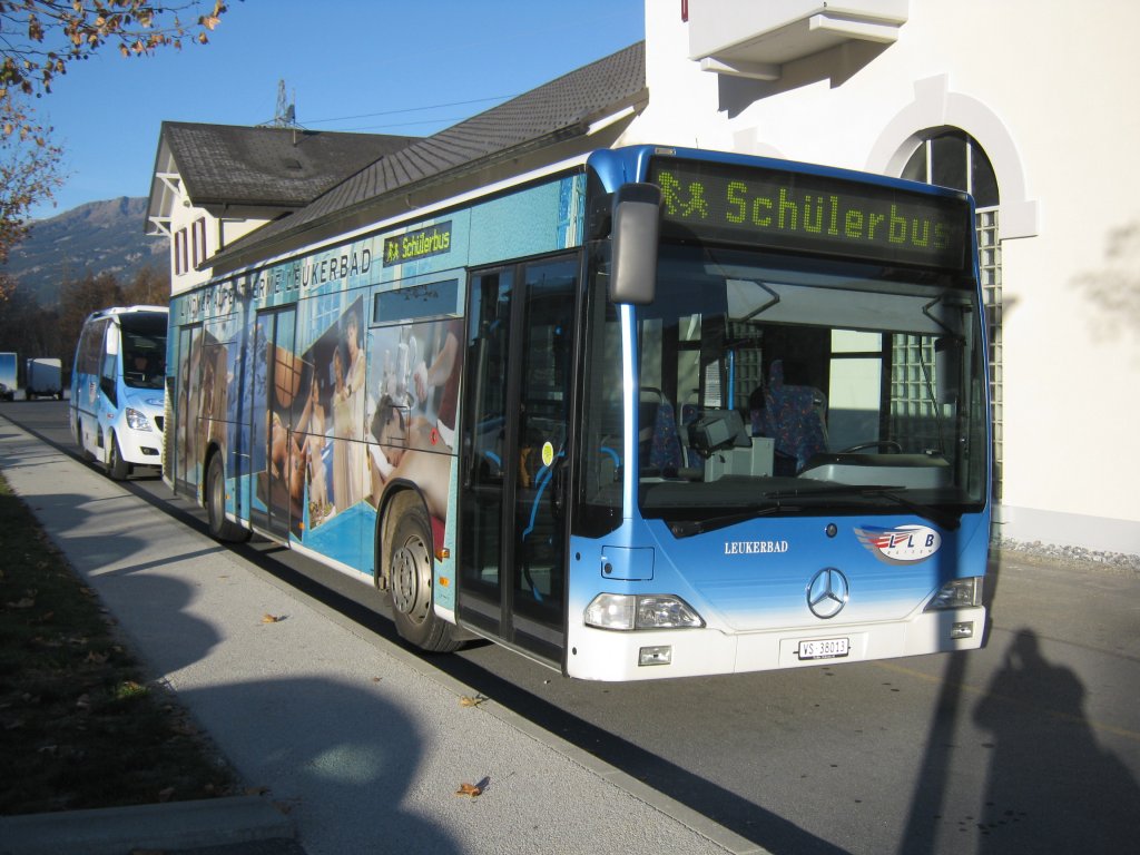 MB Citaro der LLB als Schlerkurs abgestellt neben dem Depot in Leuk. Dieser Bus, der Ringjet, verkehrt normalerweise ausschliesslich als Dorfbus Leukerbad, an diesem Tag war er ausnahmsweise abseits seines Einsatzgebietes, 24.11.2011.