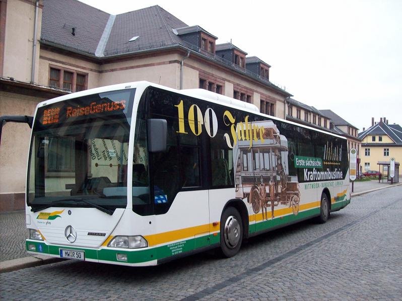 MB Citaro - MW R 50, in Glauchau Bahnhof (November 2009).
Bus wirbt fr, die 100-Jahre-Linie (Mittweida-Burgstdt-Limbach-Oberfrohna) im Jahre 2008