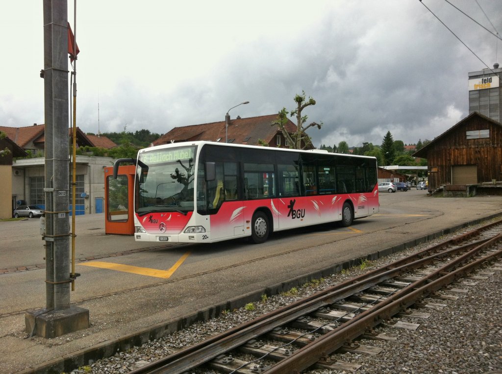 MB Citaro Nr. 20 der BGU, im Einsatz fr die BSU, beim Bahnhof Lohn-Lterkofen. Durch die Zusammenarbeit BSU/BGU verkehrt ein Wagen der BGU (inkl. Chauffeur) auf dem Netz der BSU. Der Wagen wird ausschliesslich auf der Linie 2 eingesetzt. Umlaufbedingt kommt der Bus Abends und am Sonntag auf der Linie 3 bis nach Lohn (Verknpfung der Linie 2+3), 03.06.2012. (Handyfoto)
