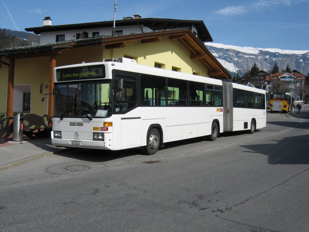MB Gelenkbus bei der Haltestelle Laax Post, 20.03.2010. 