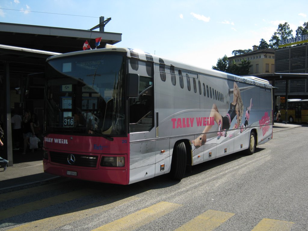MB Nr. 20 auf der Linie 316 nach Brissago beim Bahnhof Locarno. Dieser Bus fhrt normalerweise auf der Linie 311 Locarno Fevi-Bellinzona, 08.08.2010.