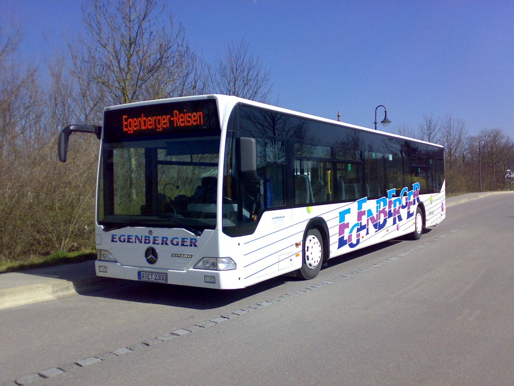 MB O 530 M Citaro 13m A-ET 2300 am Busbahnhof in Affing/Iglbach noch in alter Beklebung vor der (Rost-) Sanierung ( EZ 09.2005 ). Die Seitenbeblechung wurde dabei durch wie die Seitenscheiben eingeklebte Aluplatten getauscht welche ebenfalls wieder rosteten und dann durch Kunstoffplatten ersetzt wurden.