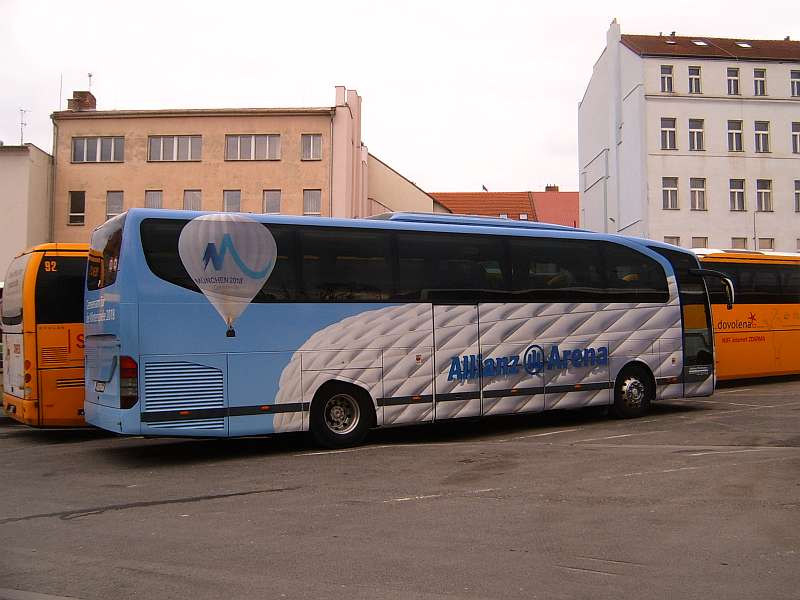 MB Travego von Autobus Oberbayern wirbt für die Münchener Kandidatur für Winterolympiade 2018, abgestellt am Parkplatz von Prager Zentralbahnhofs Florenc, 20. 3. 2011