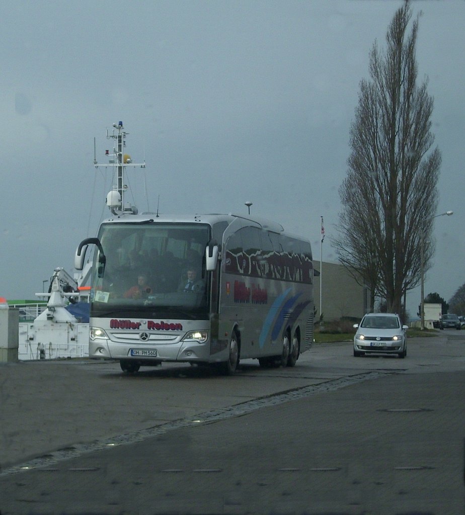Mecedes Travego von Mller Reisen im Stadthafen Sassnitz am 11.04.2012