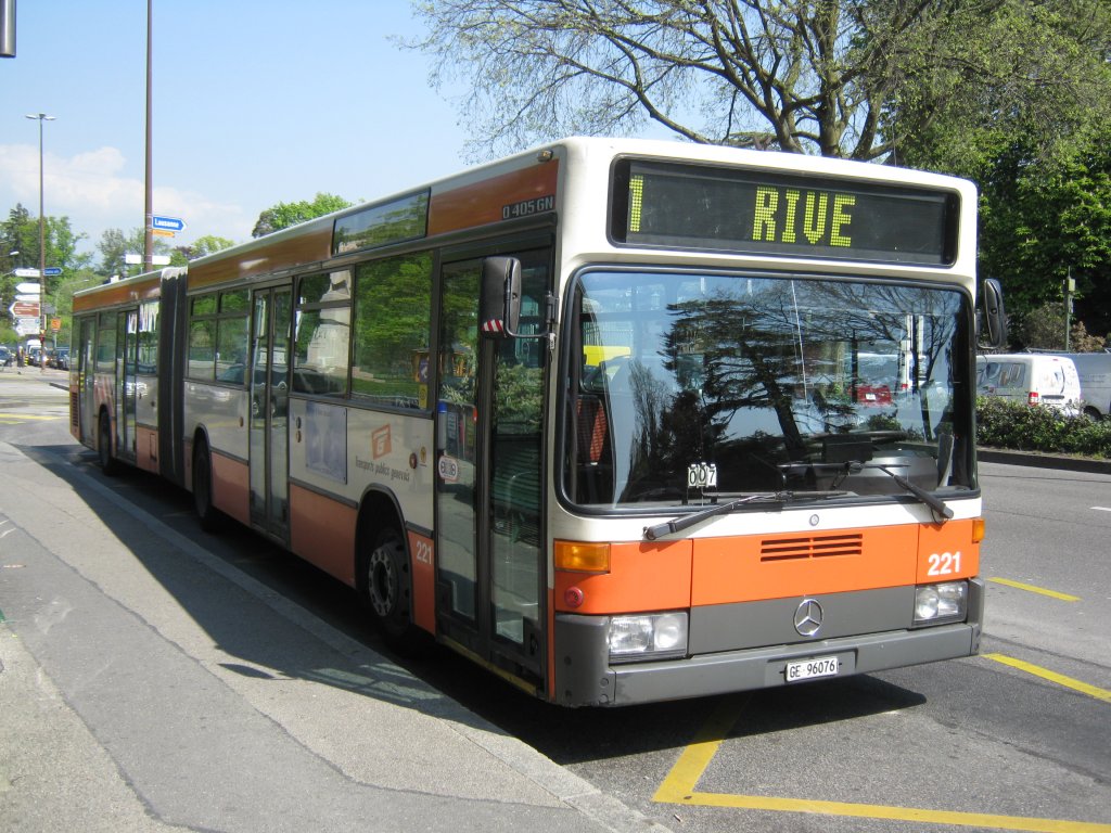 Mein 100. Busbild auf Busbild.de: Ein MB 405 GN der TPG, Nr. 221. Dieser ist einer der wenigen 405 mit Videoberwachung, und vielleicht der einzige Genfer 405 mit den neuen Scheibenwischern (nicht mittig), 20.04.2011, bei der Haltestelle Jardin Botanique.