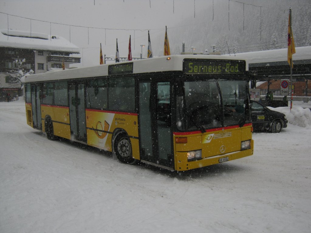 Mein 200. Busbild; Natrlich ein 405: MB 405N mit Schneeketten beim Bahnhof Klosters, 31.12.2011.

