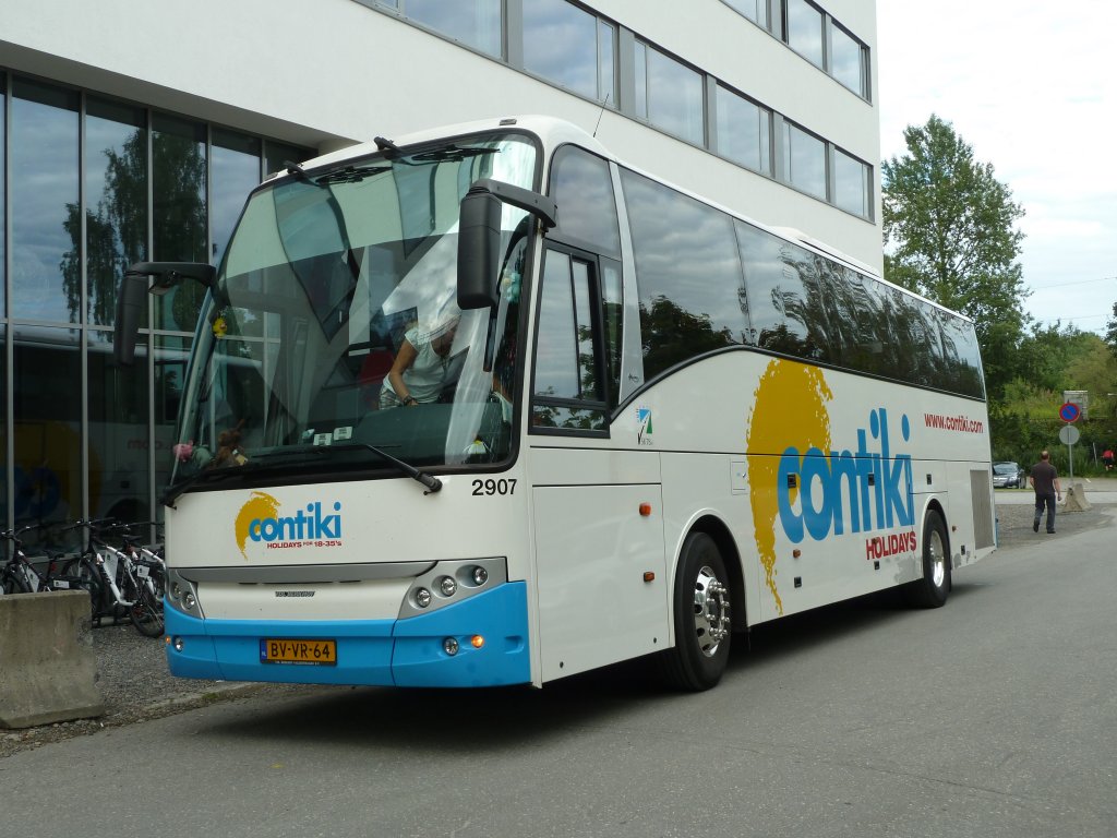 Mein letztes Busbild: VDL Berkhof von  contiki holidays  steht in Asker/Norwegen, Juli 2011 - und tschss