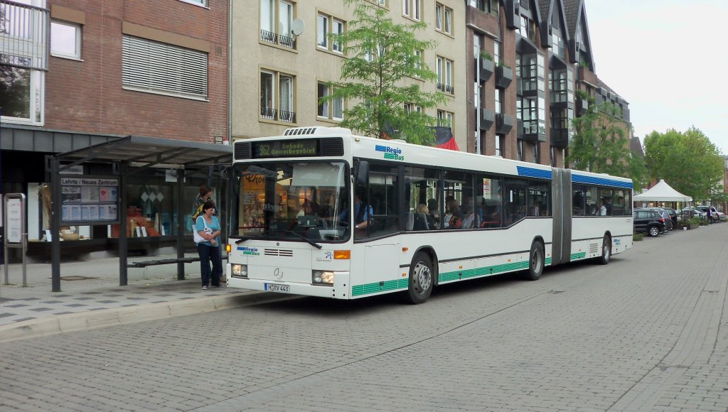 Mercedes 0 405 (Kennzeichen H-RV 443) in der Burdorfstrae/Lehrte auf der Linie 962 nach Sehende/Gewerbegiet am 21.06.2010.