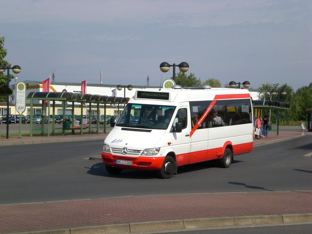 Mercedes-Benz auf der Linie 492 nach Schwedt Grenze am ZOB Schwedt.(13.7.2011)