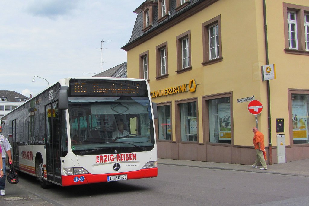Mercedes-Benz Citaro II in Trier an der Porta Nigra. Er fhrt fr die Stadtwerke Trier (SWT) und ist zum Hauptbahnhof unterwegs.(4.8.2012)