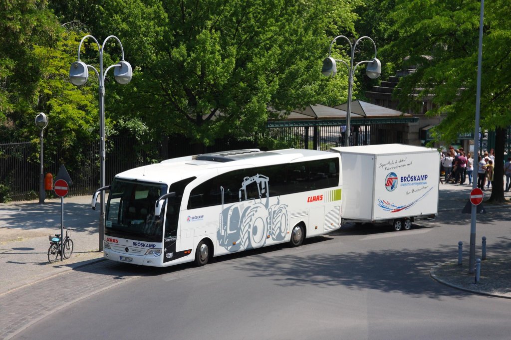 Mercedes Benz Customer First der Fa. Brskamp.
Hier mit Anhnger gesehen am 7.6.2013 am Bahnhof Zoologischer Garten
in Berlin. Der Bus trgt eine auffllige Werbung der Fa. Claas aus
Harsewinkel.