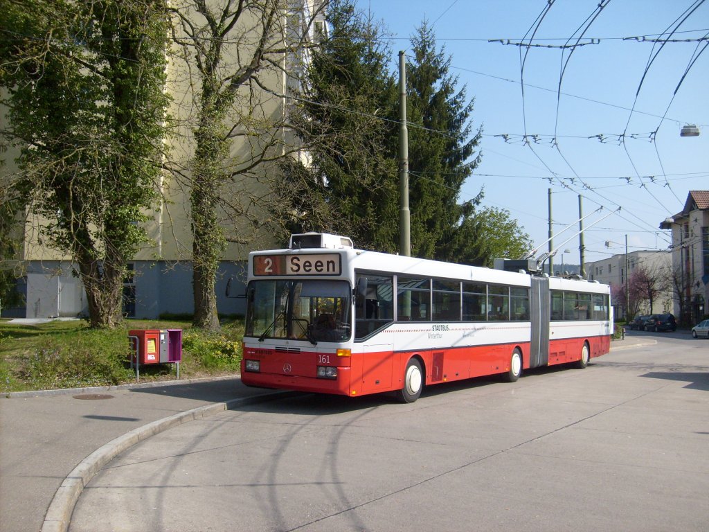 Mercedes-Benz Gelenktrolleybus Nr. 161 in der Endstation Wlflingen am 21.4.2010