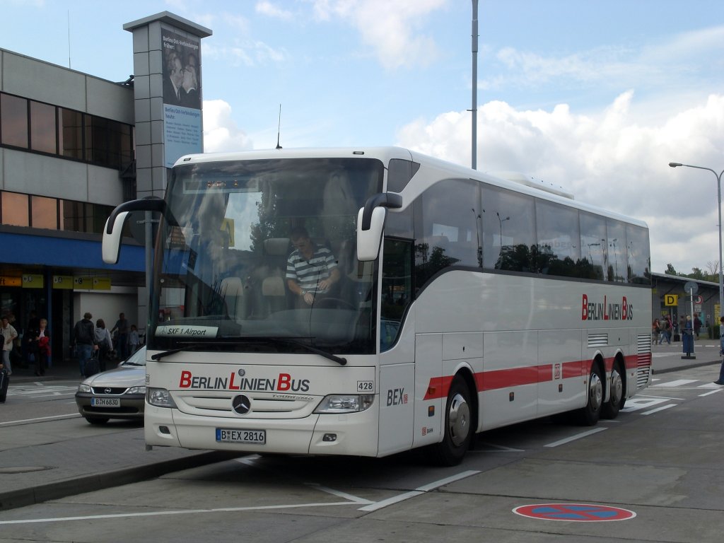 Mercedes-Benz O 340, O 350 (Tourismo) der BerlinLinienBus Gesellschaft am Flughafen Berlin Schnefeld. 