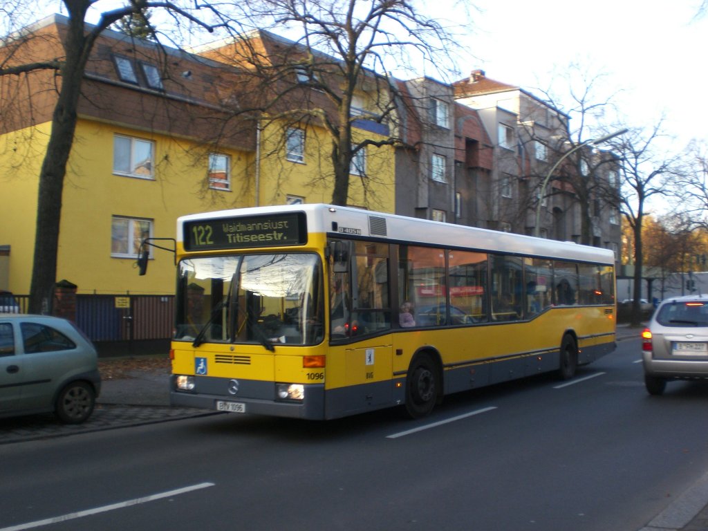 Mercedes-Benz O 405 (Hochflur-Stadtversion) auf der Linie 122 nach Waidmannslust Titiseestrae am U-Bahnhof Paracelsus-Bad.