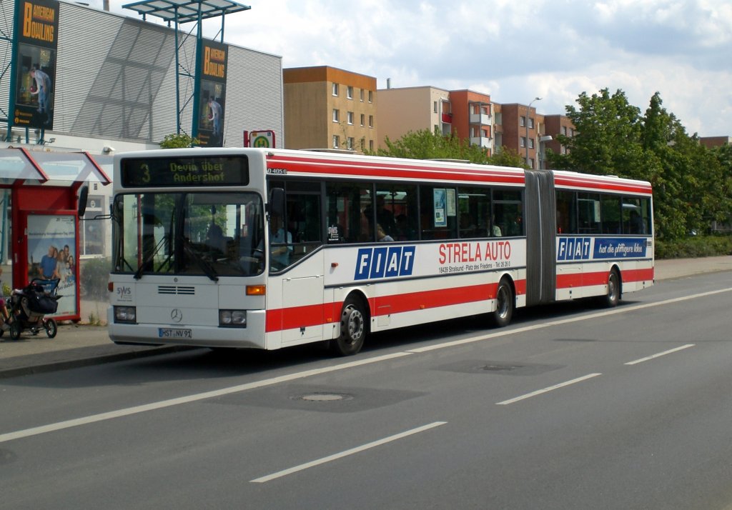 Mercedes-Benz O 405 (Hochflur-Stadtversion) auf der Linie 3 nach Devin an der Haltestelle Ventspilsplatz.
