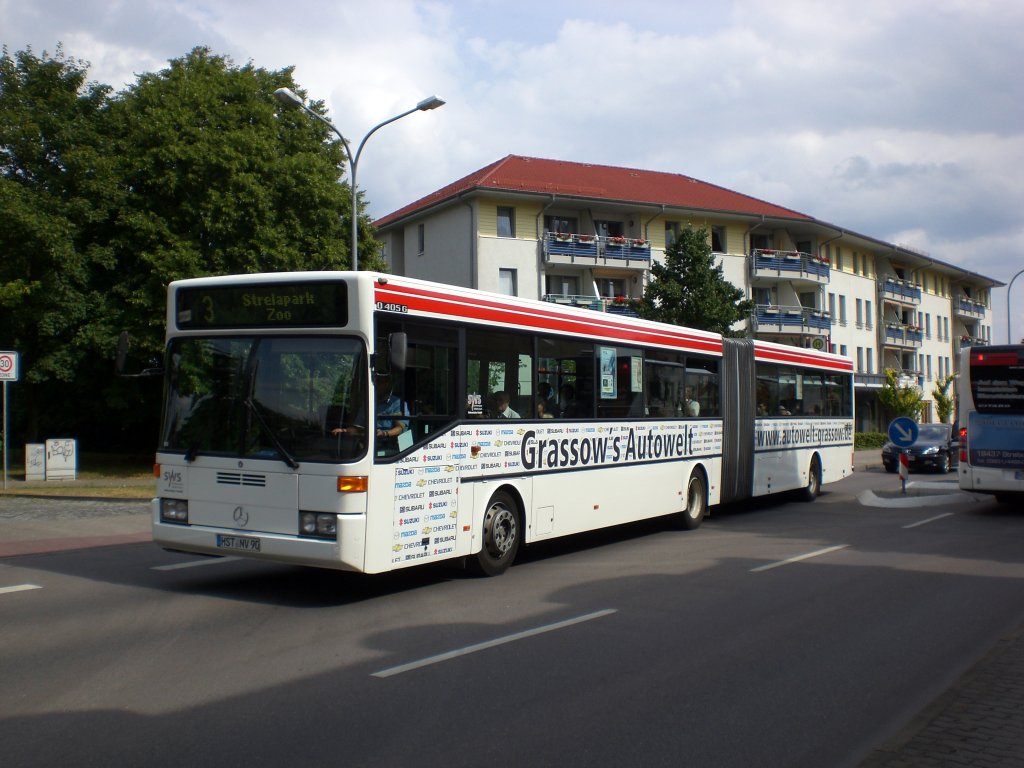 Mercedes-Benz O 405 (Hochflur-Stadtversion) auf der Linie 3 nach Strelapark/Zoo an der Haltestelle Klein Parower Strae.