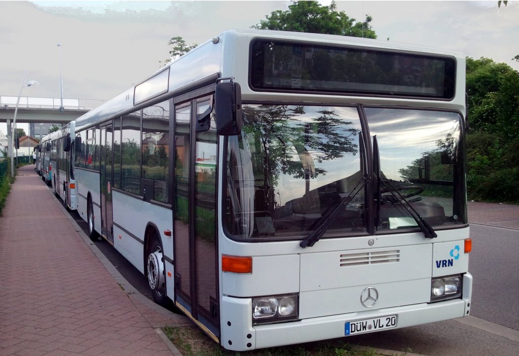 Mercedes-Benz O 405 N von Busverkehr Zipper GmbH, abgestellt am Hauptbahnhof in Grnstadt. Werktags wird der Bus auf diversen berlandlinien im Leiningerland eingesetzt.