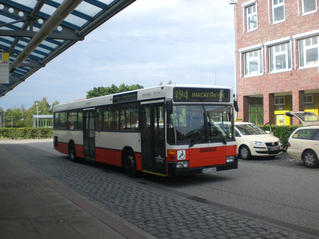 Mercedes-Benz O 405 N (Niederflur-Stadtversion) auf der Linie 494 nach Harksheide Schulweg am U-Bahnhof Norderstedt Mitte.